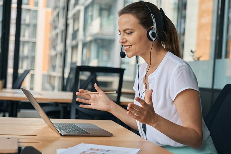 Experta en marketing automation trabajando para mejorar la eficiencia y ahorrar tiempo