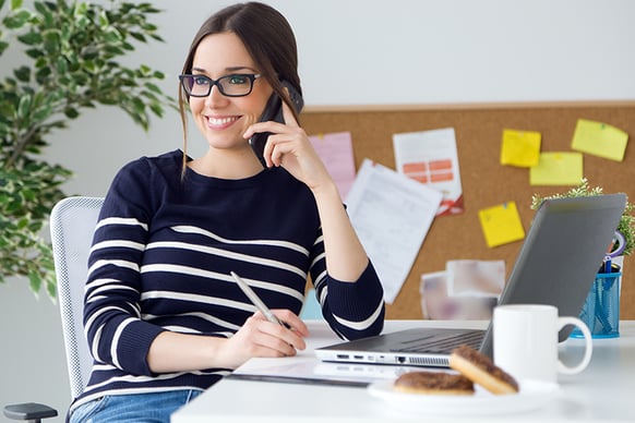 Experta en ventas contactando clientes por internet