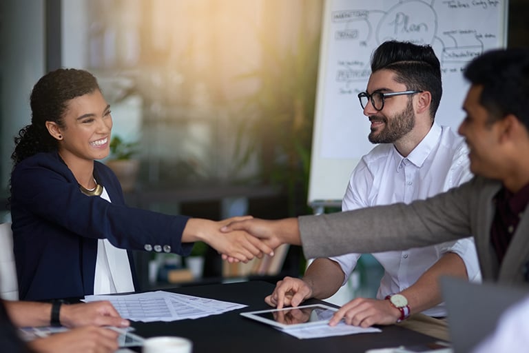 Equipo de marketing y ventas cerrando nuevos clientes