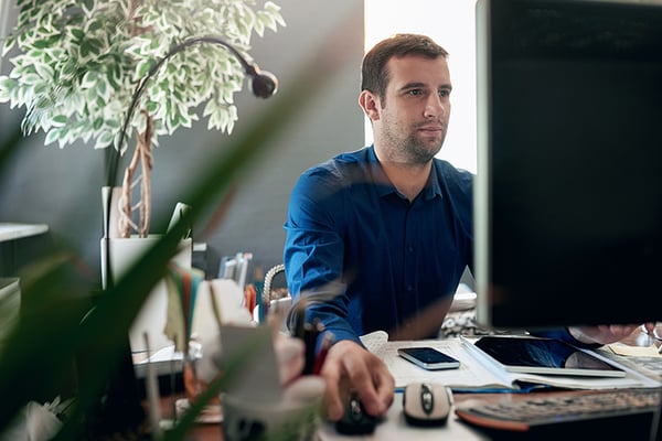 Análista de negocio monitoreando mensajes de redes sociales