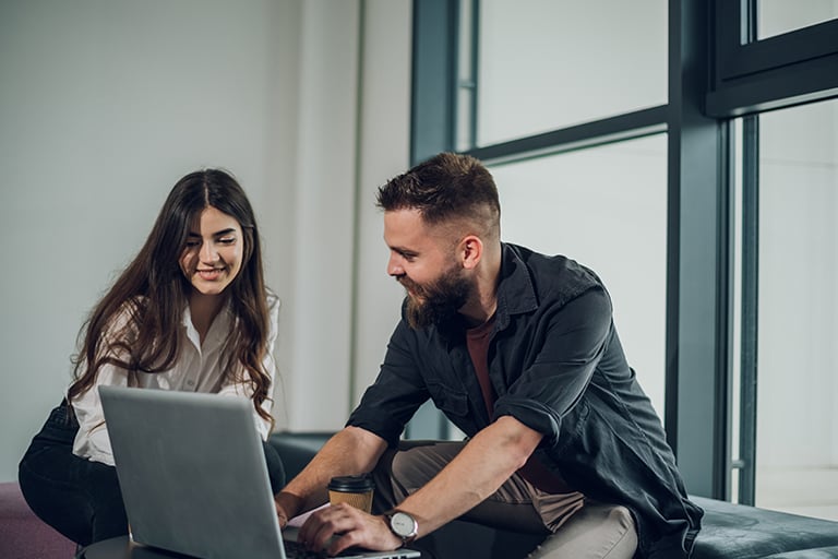Equipo de marketing discutiendo factores de posicionamiento en buscadores