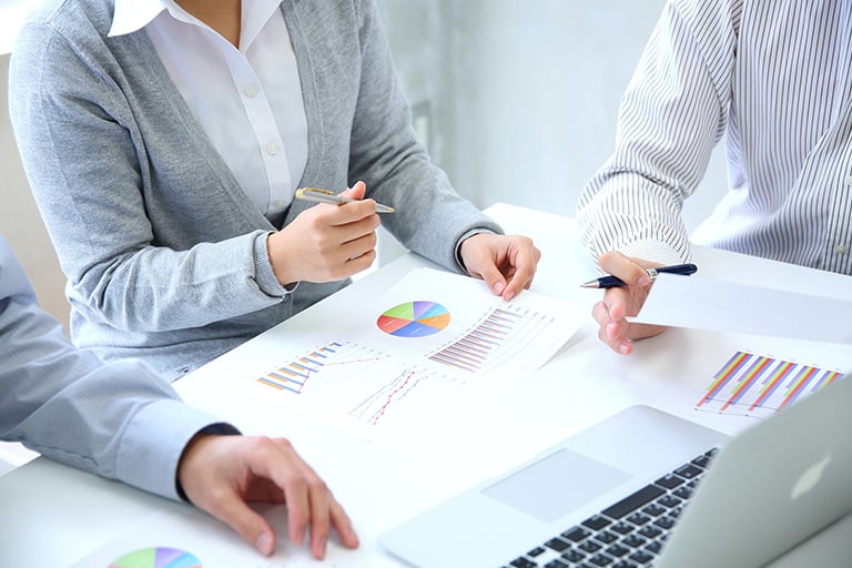 Equipo de ventas anaizando los resultados de sus estrategias