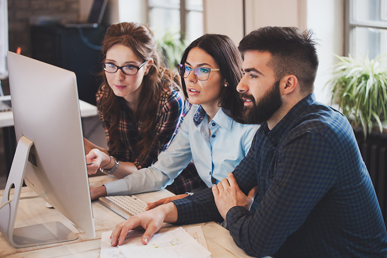 Analistas SEO revisando metricas para el éxito online
