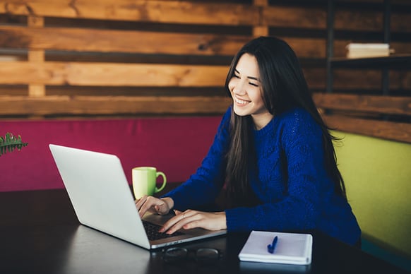 Especialistas en marketing trabajando en lead scoring