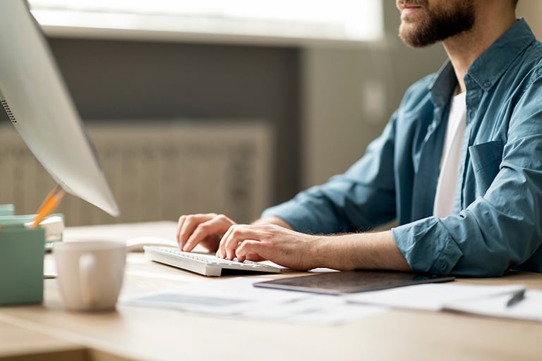 Estratega mejorando la visibilidad de un sitio web en los motores de búsqueda