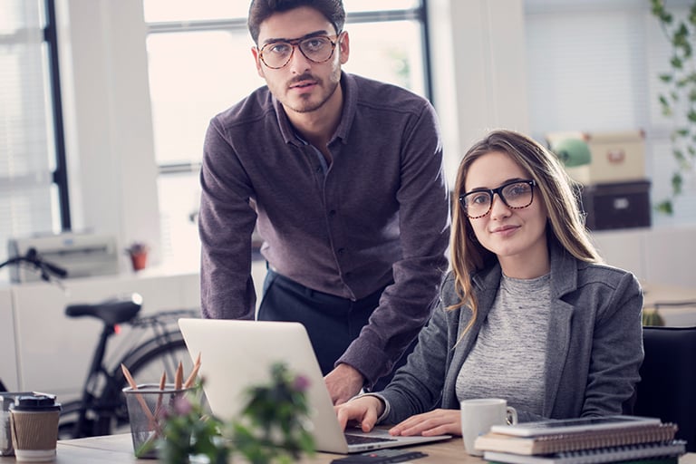 Equipo de marketing y ventas colaborando