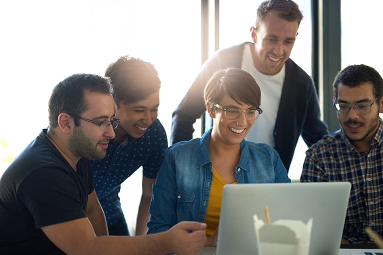 C-Tu-equipo-de-marketing-trabaja-por-urgencias