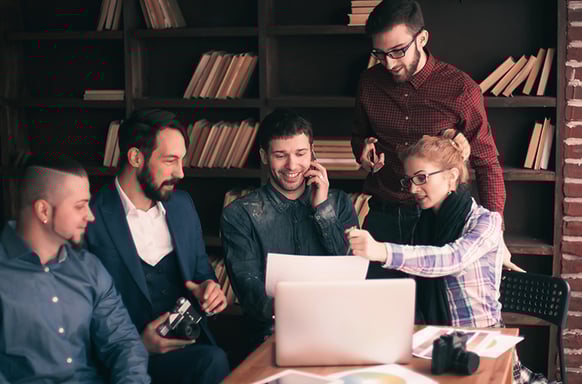 Equipo de ventas trabajando en conjunto