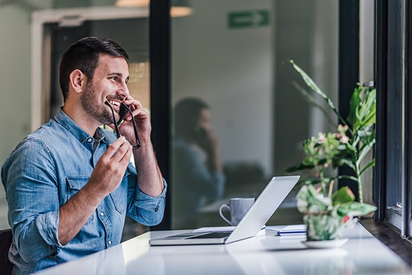 Especilista en marketing en llamada con un lead calificado