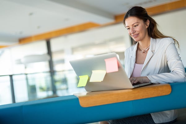 Experta en ventas planeando el crecimiento de ventas