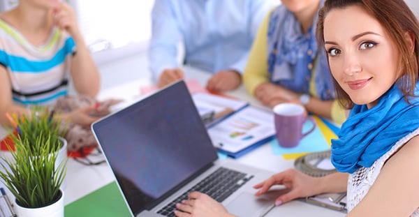 Equipo de marketing trabajando con un crm