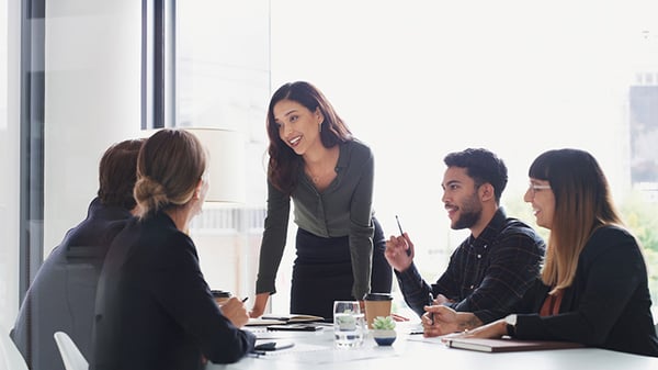Equipo de marketing creando estrategias para el aprovechamiento de crm social