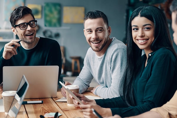 Equipo de marketing diseñando la estrategia de generación de leads