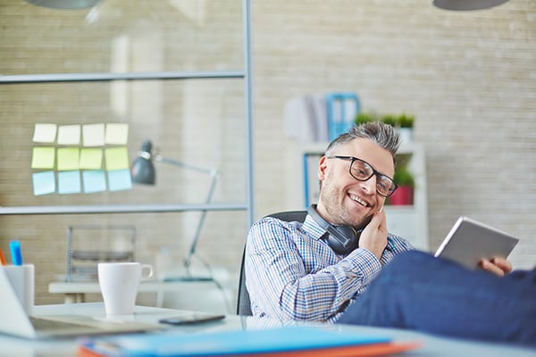 Especialista en marketing analizando una estragegia inbound marketing para atracción de clientes
