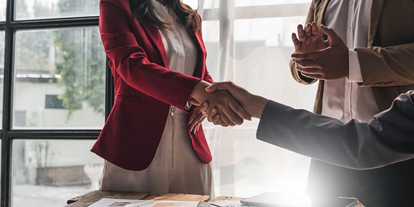 Cliente y empresa cerrando ventas