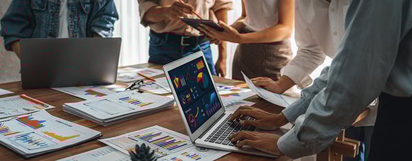 Equipo de marketing trabajando en métodos de atracicción
