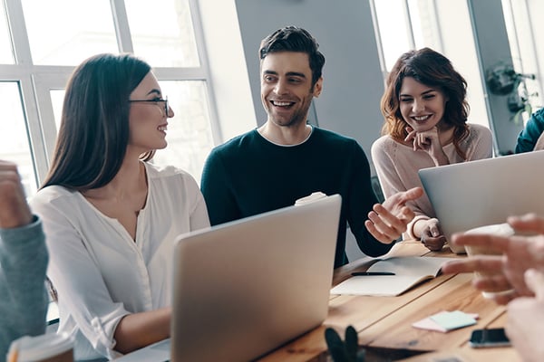 Equipo de marketing y ventas trabajando en conjunto