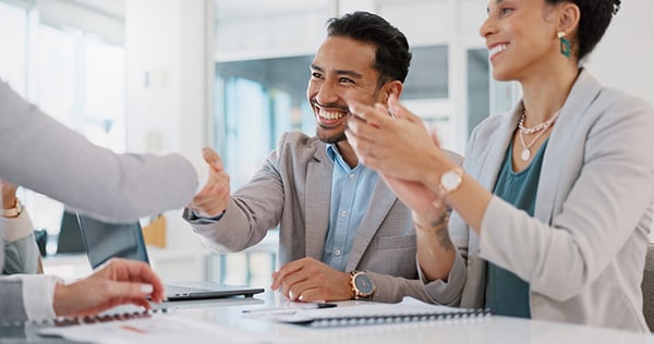 Cliente satisfecho de la atención al cliente de la empresa