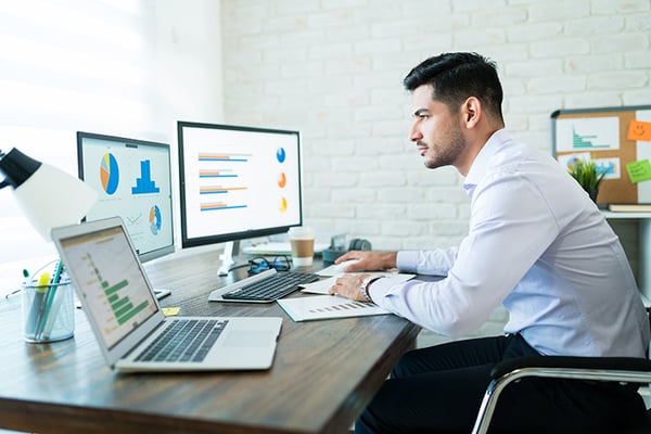 Analista de prospección de ventas analizando información