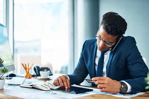 Especialista en marketing contactando leads calificados