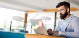 Estratega utilizando un CRM para mejorar el ROI de su campaña