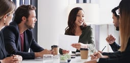 Equipo de marketing analizando estrategias de crm social
