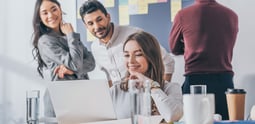 Equipo creando oportunidades de negocios usando redes sociales