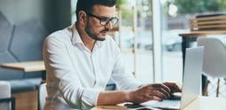 Estratega en marketing analizando cómo tener más leads