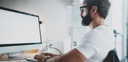 Especilista en marketing automation trabajando en el monitoreo y medición