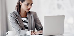 Especialista en marketing trabajando en la obtención de tráfico para sitio web