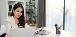 Experta en uso de crm analizando sus ventas