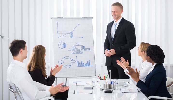 Equipo de ventas analizando su rendimiento