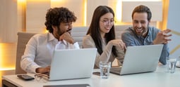 Analístas de marketing revisando los indicadores de rendimiento