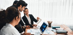 Equipo de marketing diseñando un lead scoring