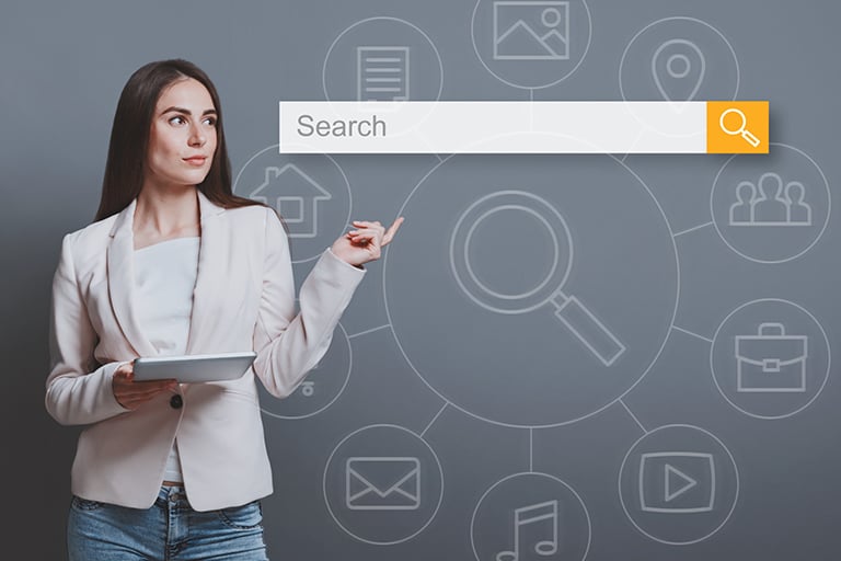 Especialista seleccionando un canal digital de crecimiento para marketing