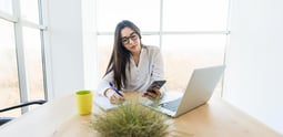 Especialista en help desk analizando metricas