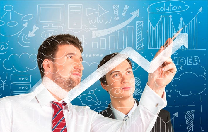 Expertos en marketing analizando las ventajas de inbound sales