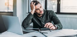 3-senales-de-que-tu-crm-solo-sirve-como-base-de-datos-y-como-solucionarlo