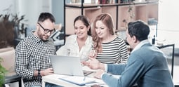 equipo-analiza-estrategia-avanzada-keyword-reasearch
