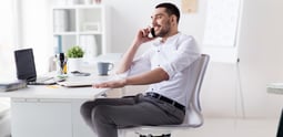 Representante de ventas conectando con cliente