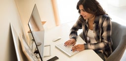 Especilista en marketing trabajando en el diseño de clusters para seo