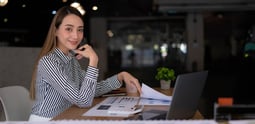 Especialista en marketing analizando el comportamiento de palabras clave para google ads