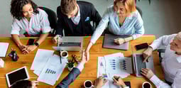 Equipo de marketing discutiendo cómo conseguir agilidad en las ventas