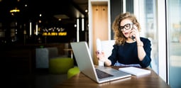 Experta en ventas contactando clientes por internet
