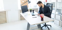 Experto en marketing creando una lista de prospectos