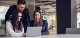 Equipo de marketing trabajando con un CRM