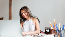 Especialista publicando en marketing de contenidos