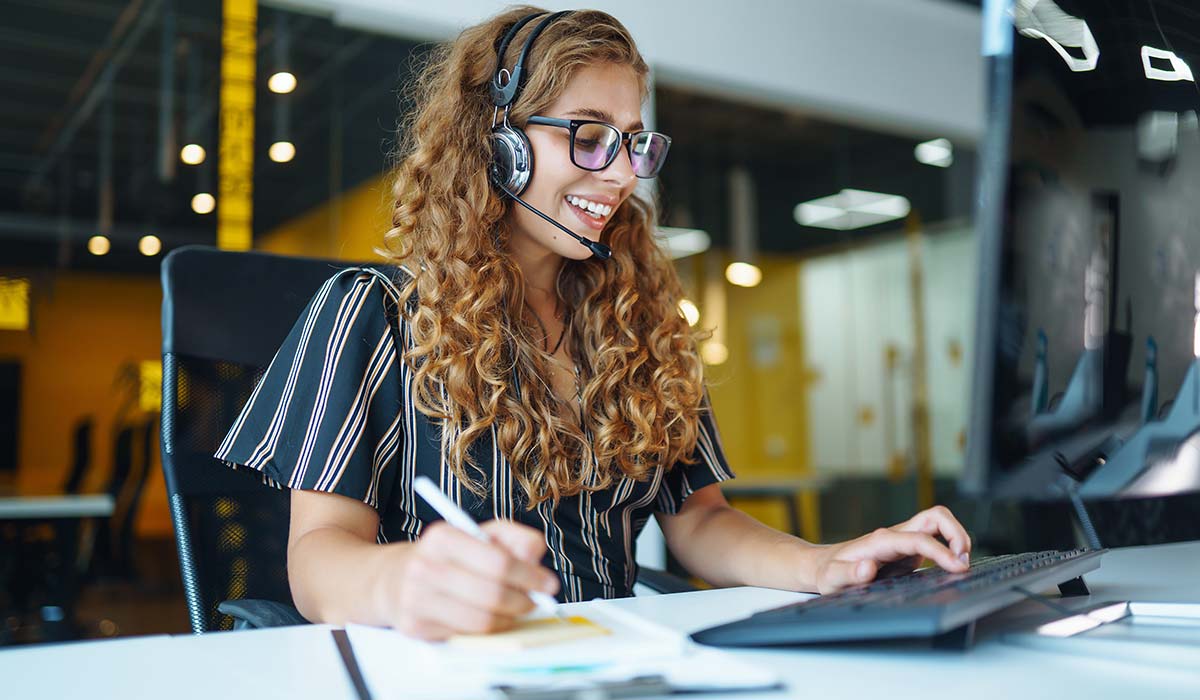 Experta en marketing automation trabajando para mejorar la eficiencia y ahorrar tiempo