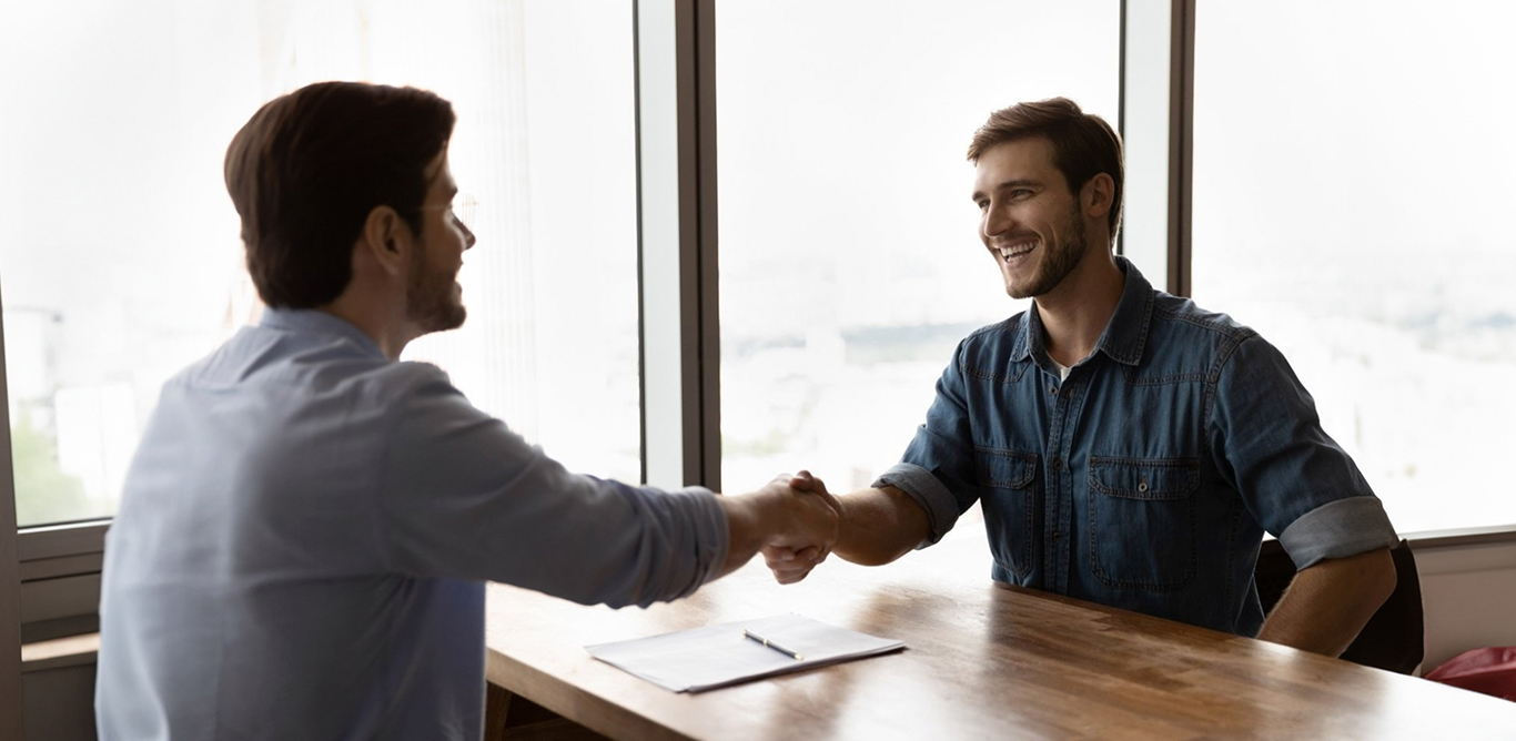Equipo de marketing y ventas cerrando nuevos clientes