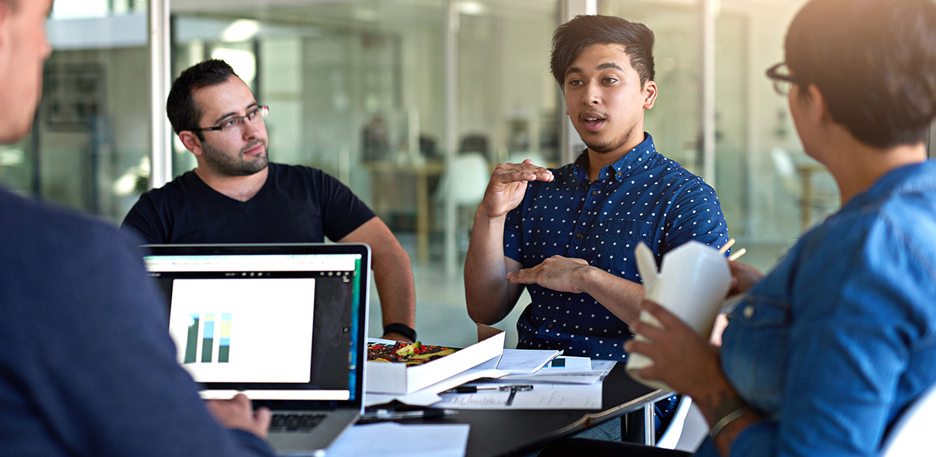 Equipo discutiendo cómo aumentar el posicionamiento en buscadores para mejorar tu SEO
